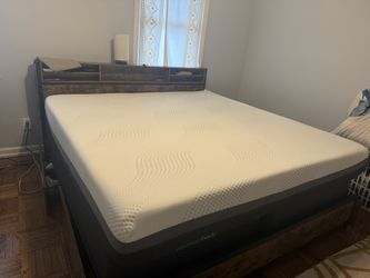 King Bed Frame With 4 Drawers (please Read Entirely)