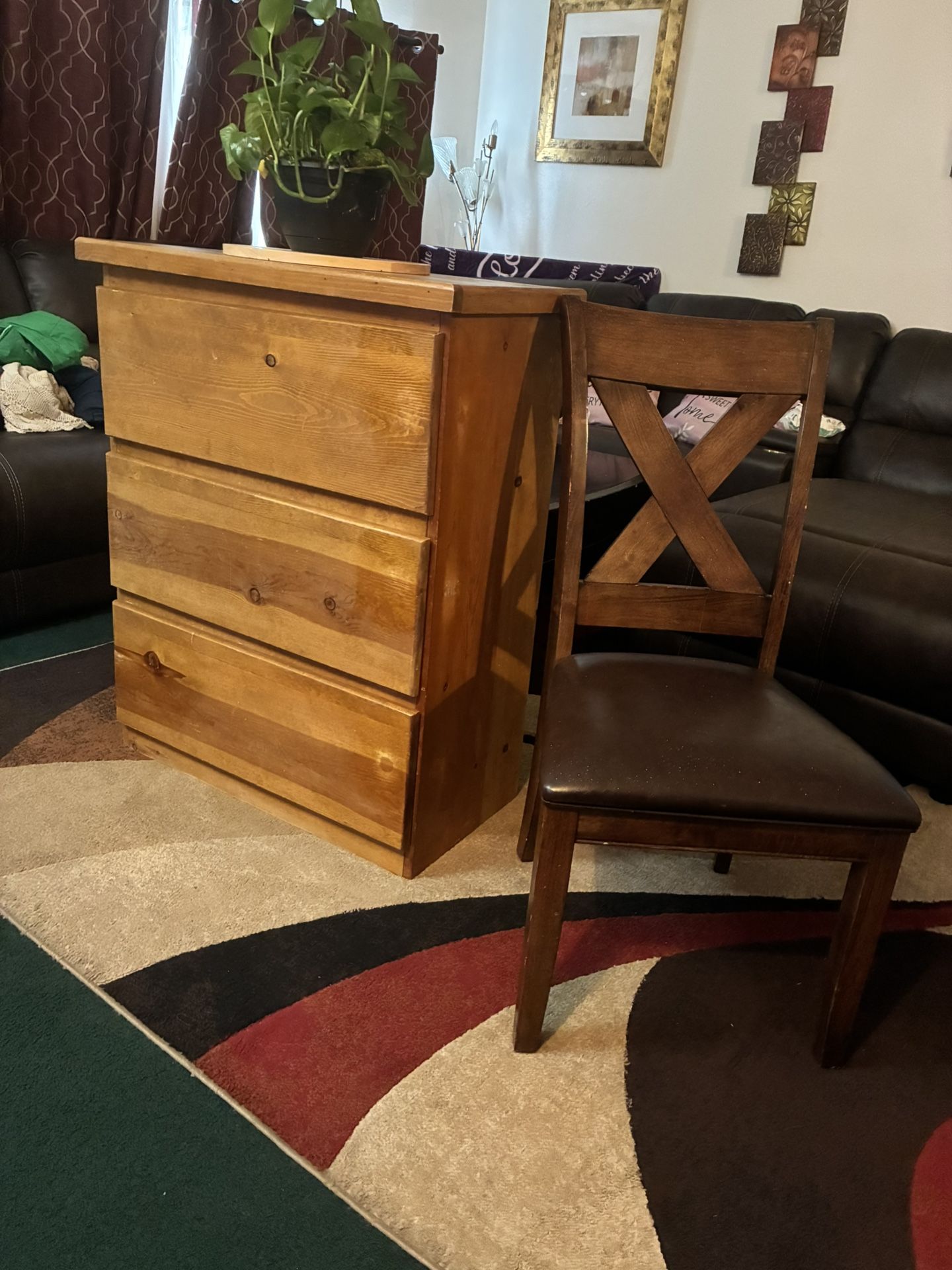 $125-Older tall not short pine dresser completely useable and in working order. Pick up in yakima wa near Fred meyers $125 - Cómoda de pino antigua