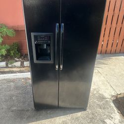 GE Black SxS Refrigerator 
