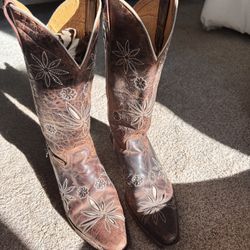 Shyanne Women’s Boots Size 6.5 