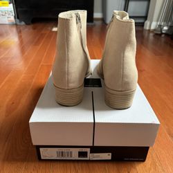 Size 8.5 Women’s Dole Vita Creme Suede Boot