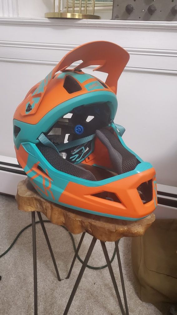 leatt helmet