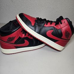 Air Jordan 1 Mid Bred