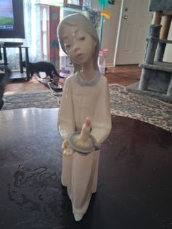Lladro - Little Girl In Nightgown Holding A Candle 