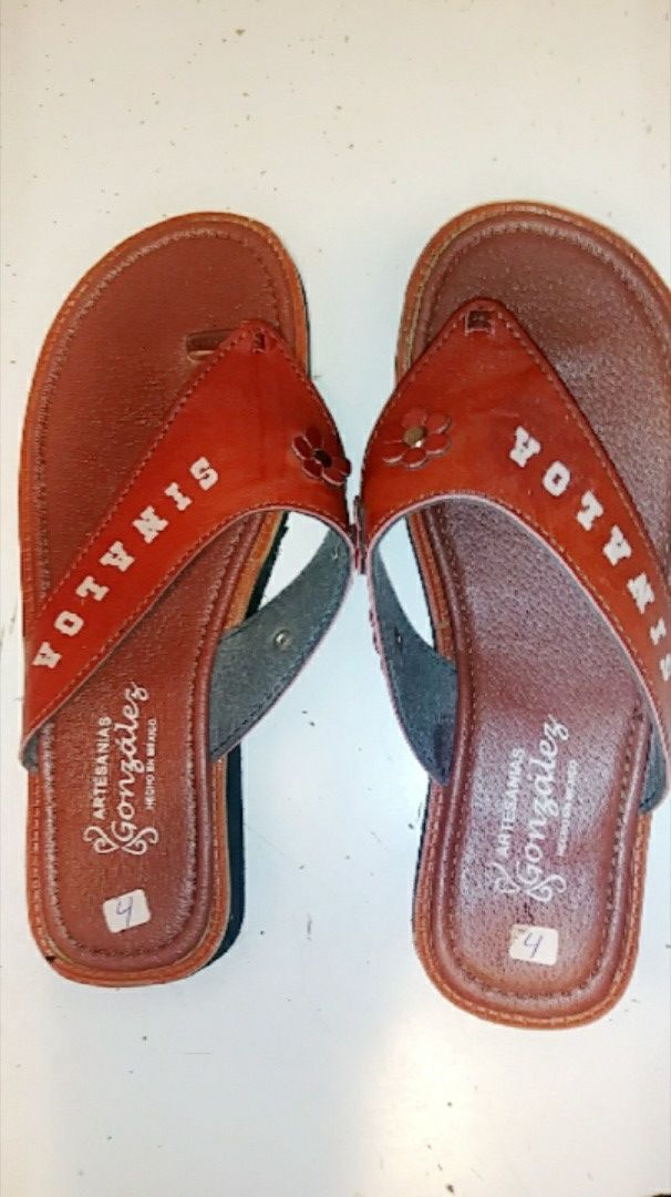 Huaraches Mexicanos de Sinaloa💯 Los cruzados son 7 size Mexicahno 25$ y las sandalias son size 4...30$