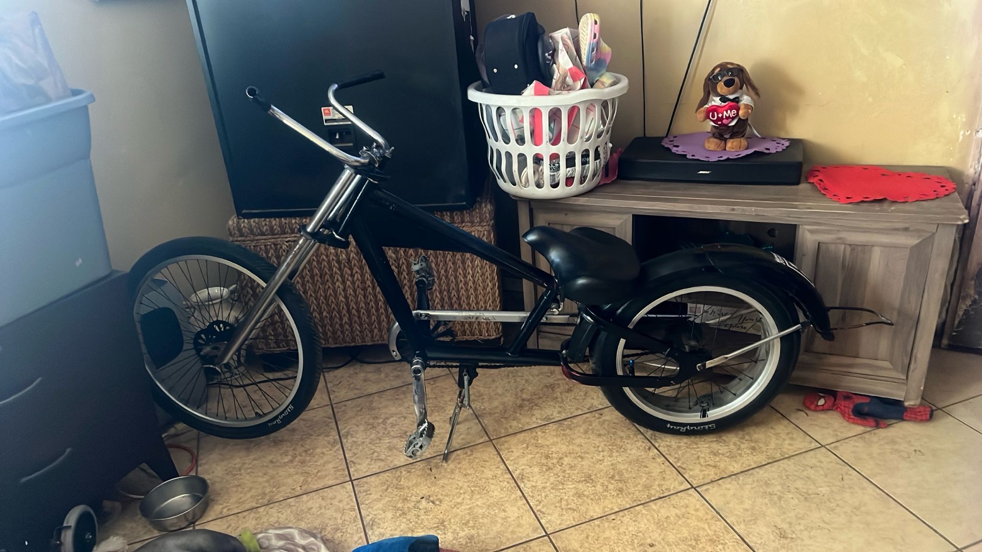 Chopper Style Schwinn Bike With String Ray Tires