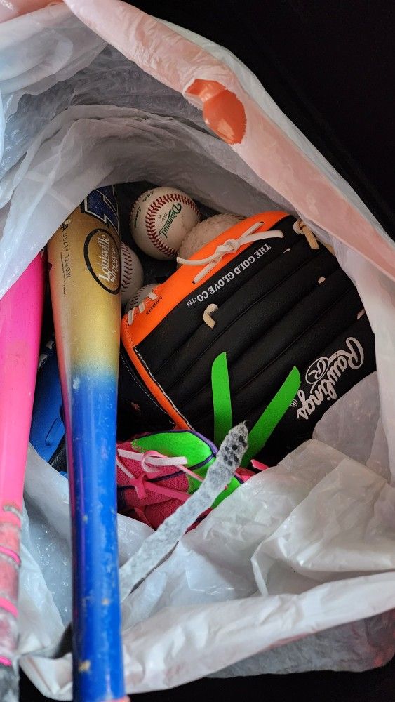 Kids Baseball Gloves ( 2 Boys 1 Girl ) Bats