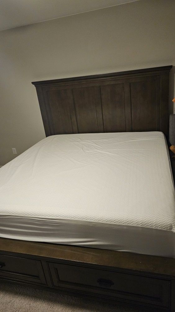 Universal Broadmoore Branson KING BED & NOVAFORM MATRESS + COVER MATRESS