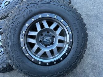 Vendo set de rines semi nuevos KMC con llantas bfgoodrich semi nuevas para Toyota, Chevrolet, Nissan Titán,GMC