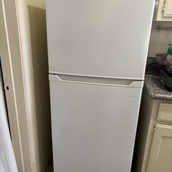 Insignia 9.9 Cu Refrigerator 