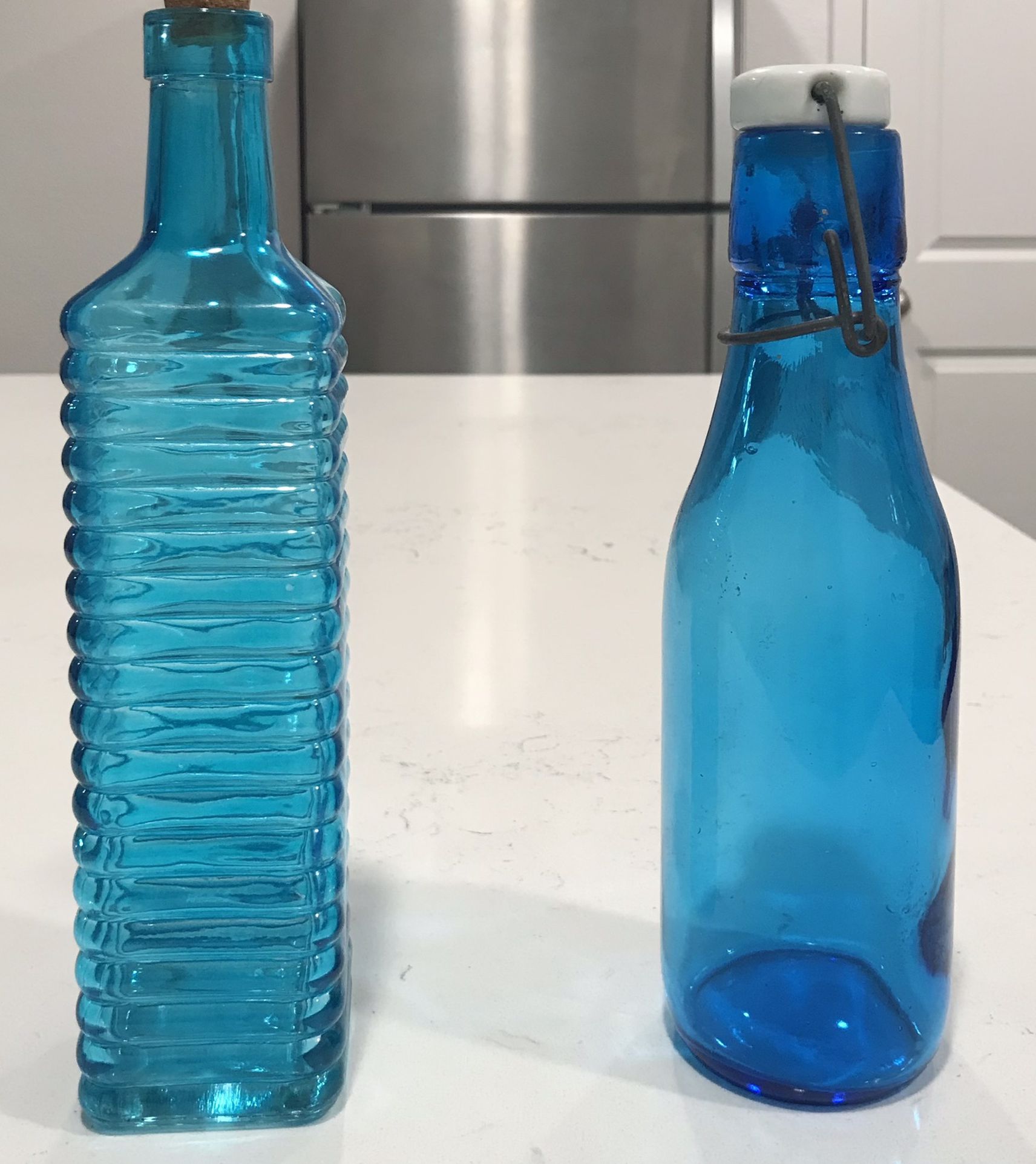BEAUTIFUL VINTAGE APOTHECARY STYLE BLUE BOTTLES. ONE WITH DETACHABLE CERAMIC LID. IN GREAT CONDITION.