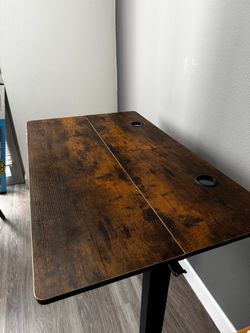 Small space sit-stand desk