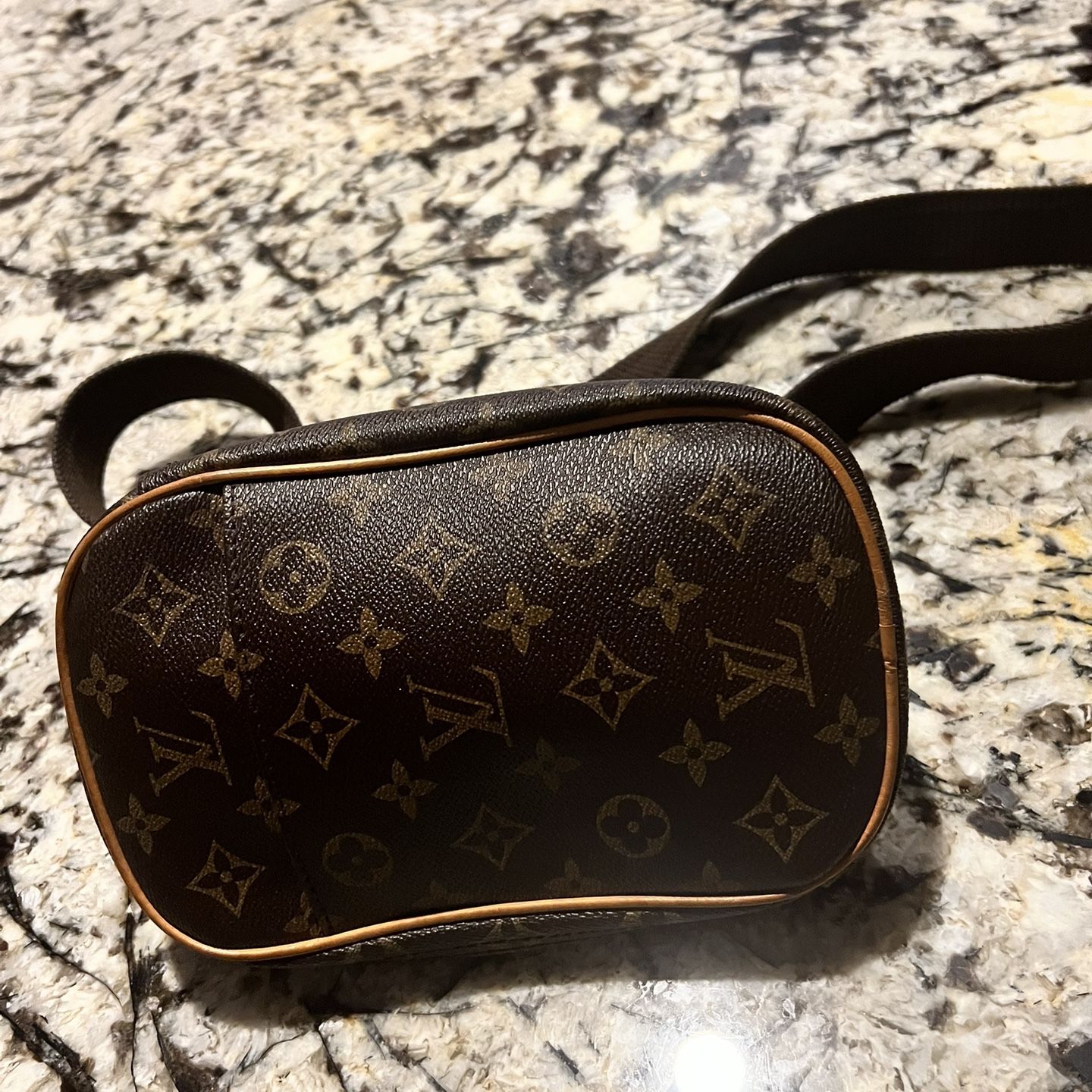 Preowned LOUIS VUITTON Monogram Eclipse Discovery Bumbag for Sale in  Enfield, CT - OfferUp