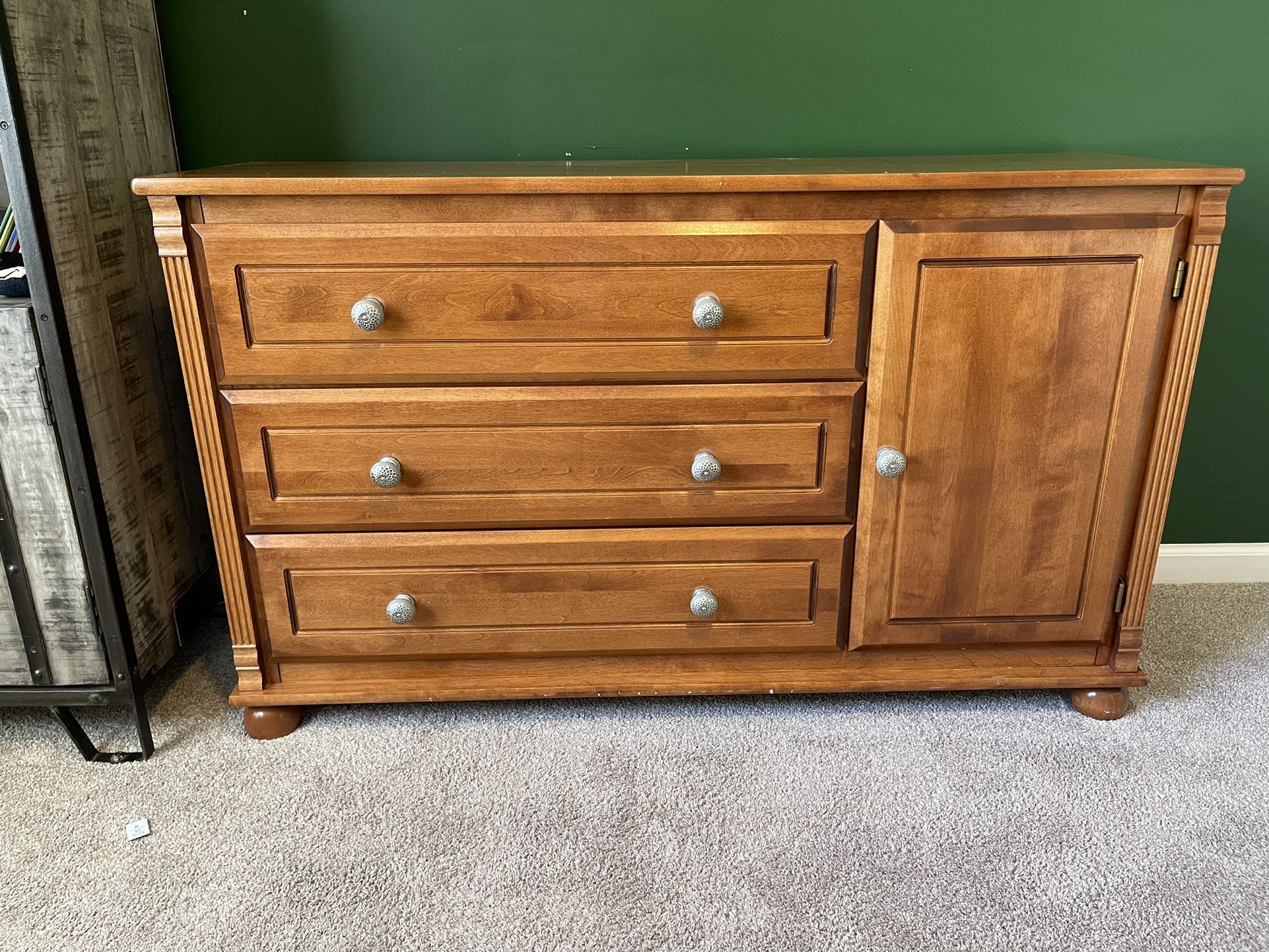 Bellini Crib and Dresser/ Changing Table
