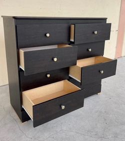 Eight drawers dresser rails