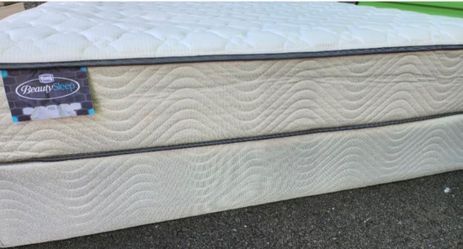 Simmons BeautySleep Mattress and Box Spring Set Full size