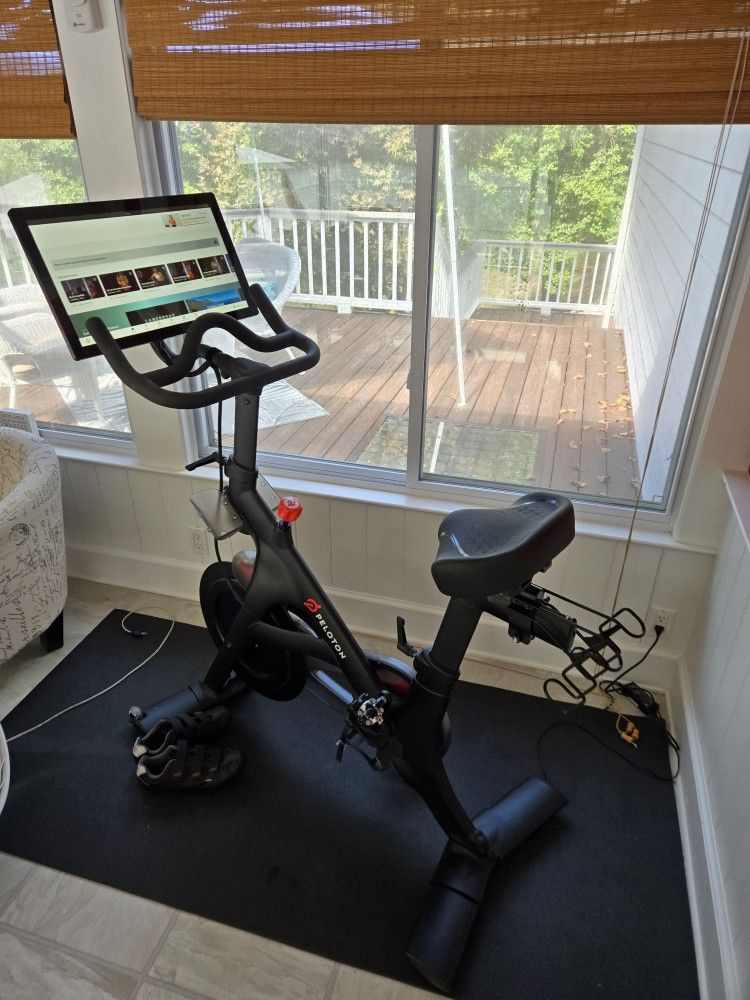 Peloton Bike w/24" monitor