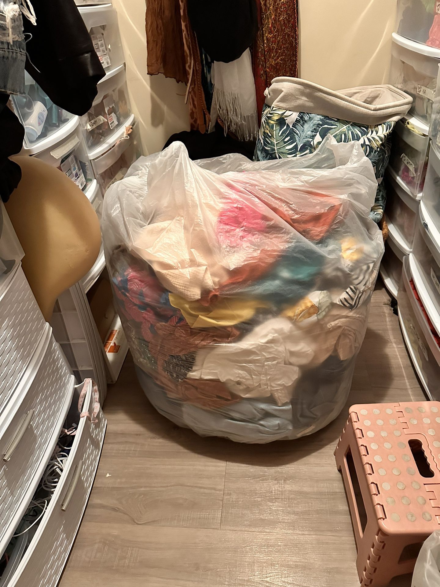 Bag of 200+ Clothes Assortment 