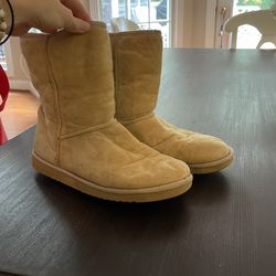 Uggs - Classic Short Size W9