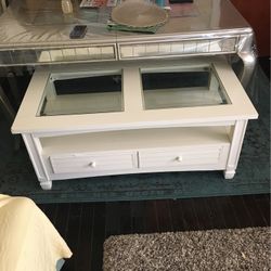 Coffee table good condition couple of scratches bought it from Kane’s furniture