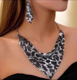 FASHIONABLE LEOPARD PRINT NECKLACE & EARRINGS SET