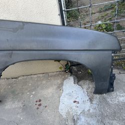 fender  para Nissan  pick  94