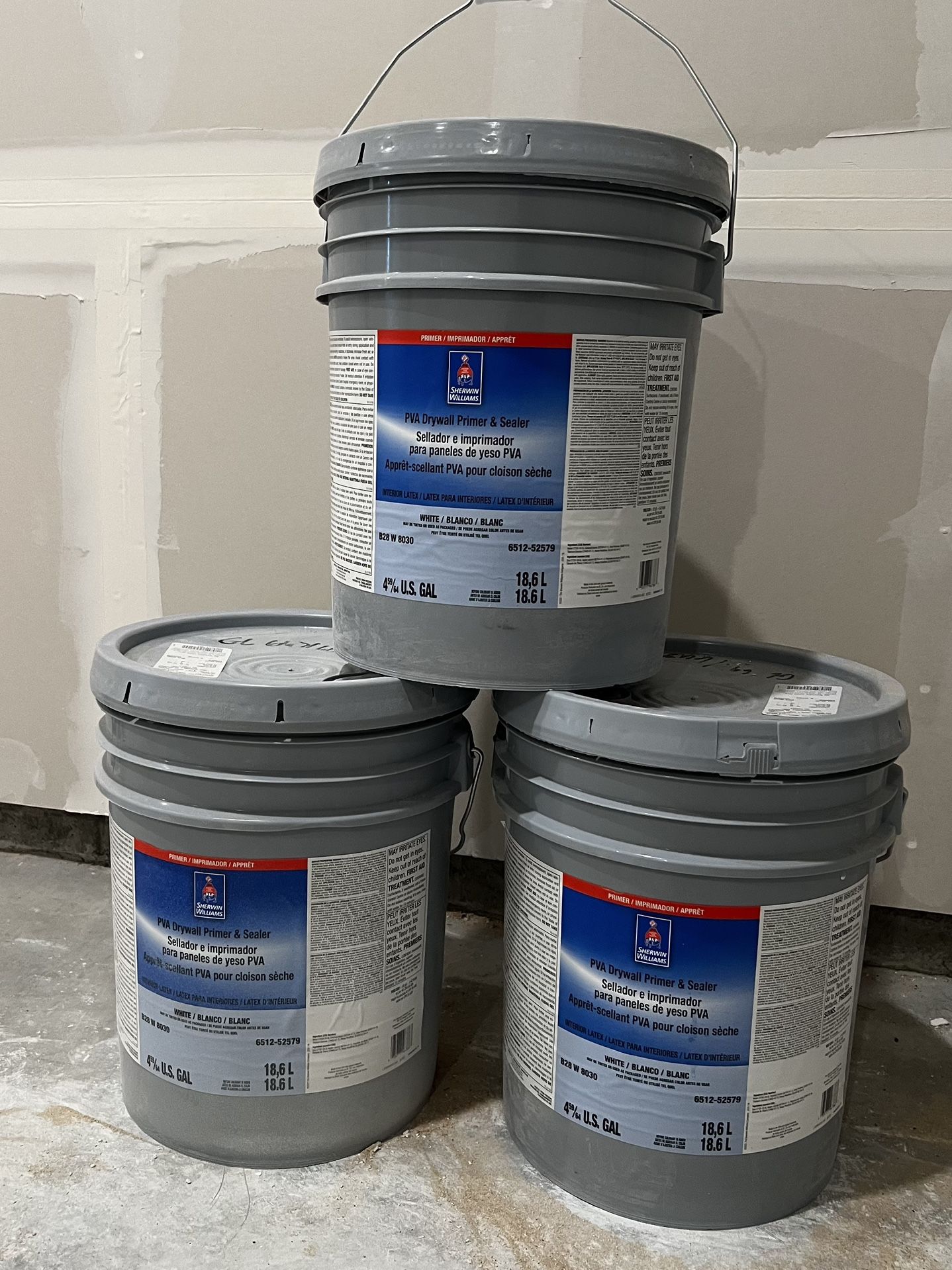 Primer Interior. Color Agreeable Gray. Total 3 Buckets/ 15 Gallons