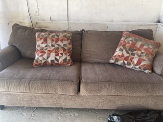Brown Couch With Throw Pillows
