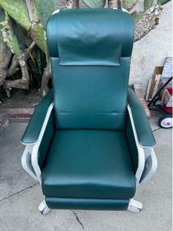 Recliner chair with rollers
