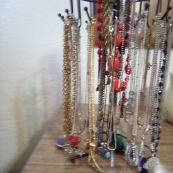 BIG BUNDLE OF NECKLACES W/STAND INCLUDED NO FLAWS SELLING TOGETHER SEE ALL PICS