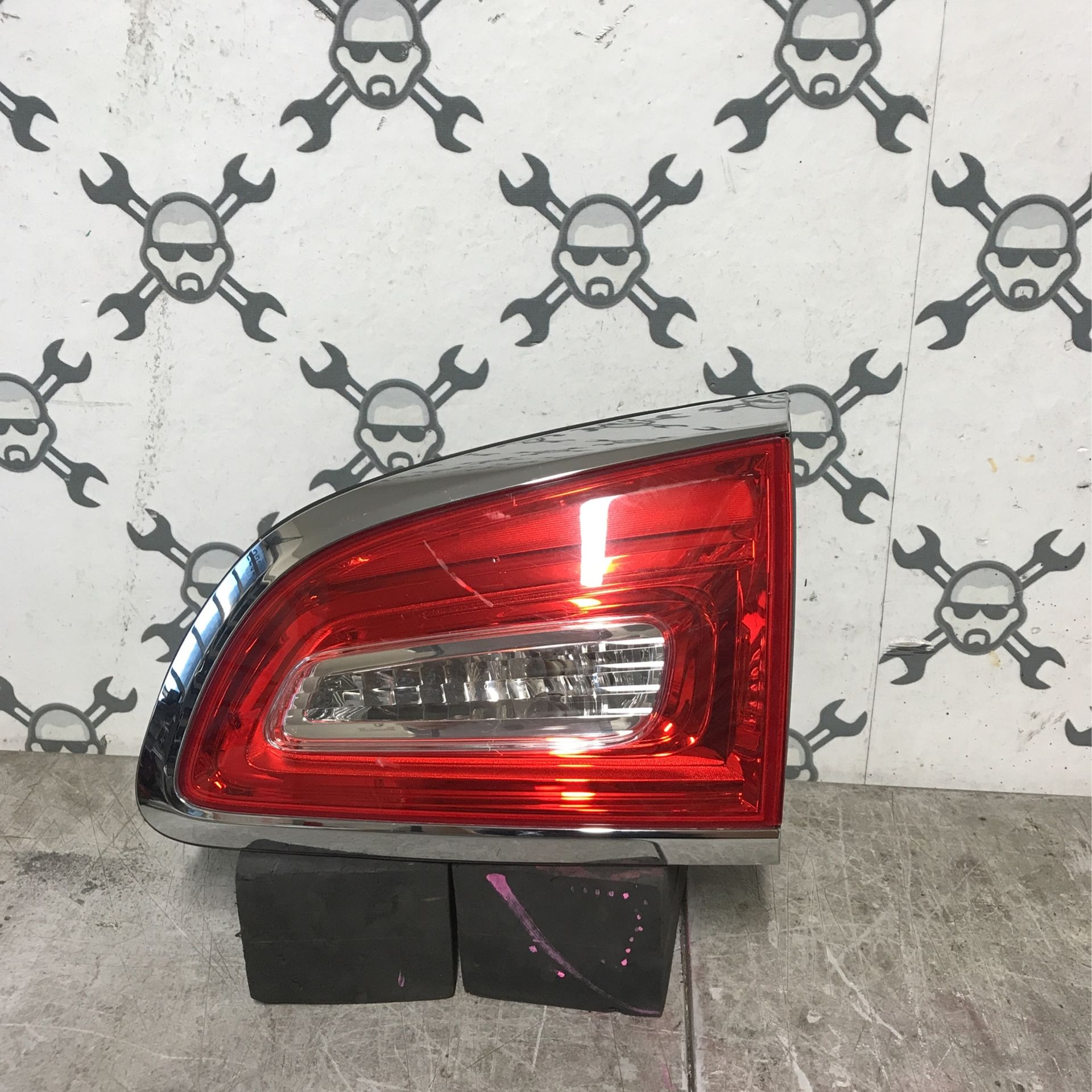 2013-2017 BUICK ENCLAVE RIGHT TRUNK LIGHT OEM