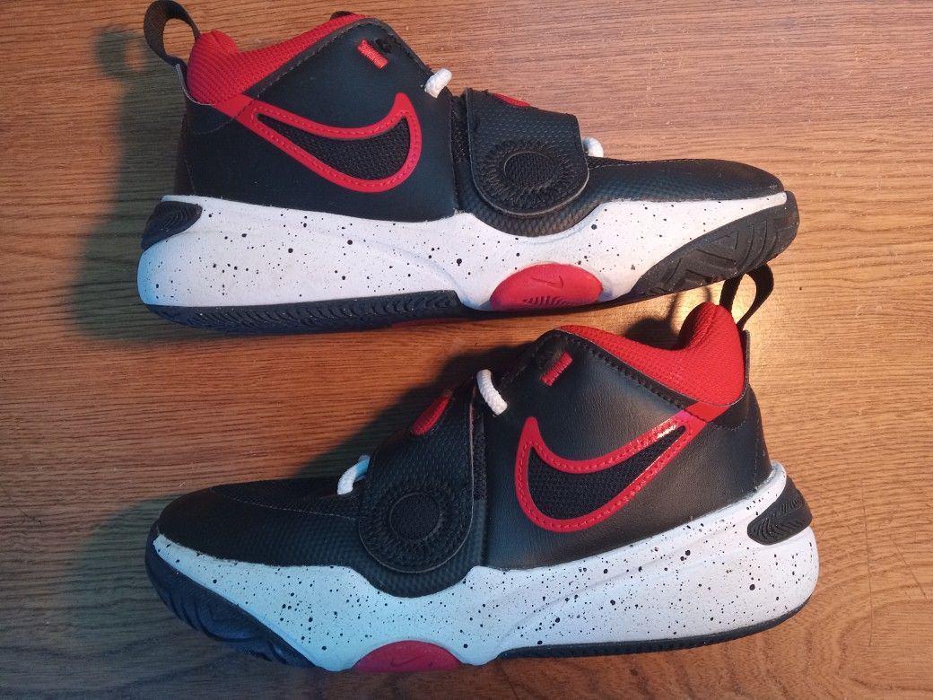 Nike Boys Shoes Size 3.5y Very Good Condition Low Hours