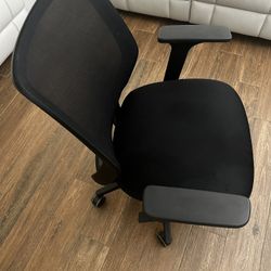 Black Office Chair (Like New)