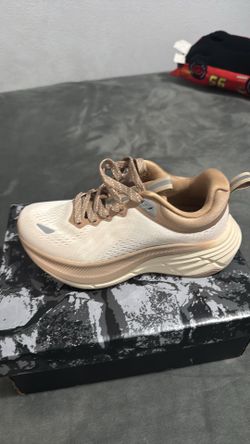 Tennis shoes