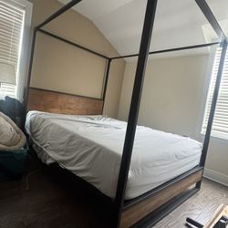 Queen Size Canopy Bed 