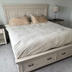 Darvin Furniture - Wood King Size Bedroom Set 