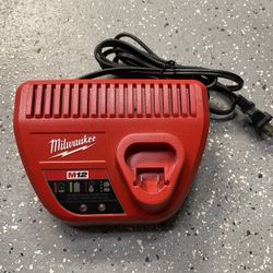 Milwaukee M12 12v Li-Ion Charger 