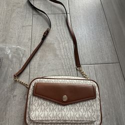 Michael Kors Women's Jet Set Signature Leather Crossbody vanilla