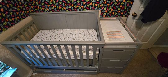 Graco Hadley 5-1 Convertible Crib With Changing Table