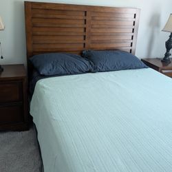 Complete queen-size bedroom set, including lamps, 2 end tables and 5 drawer dresser