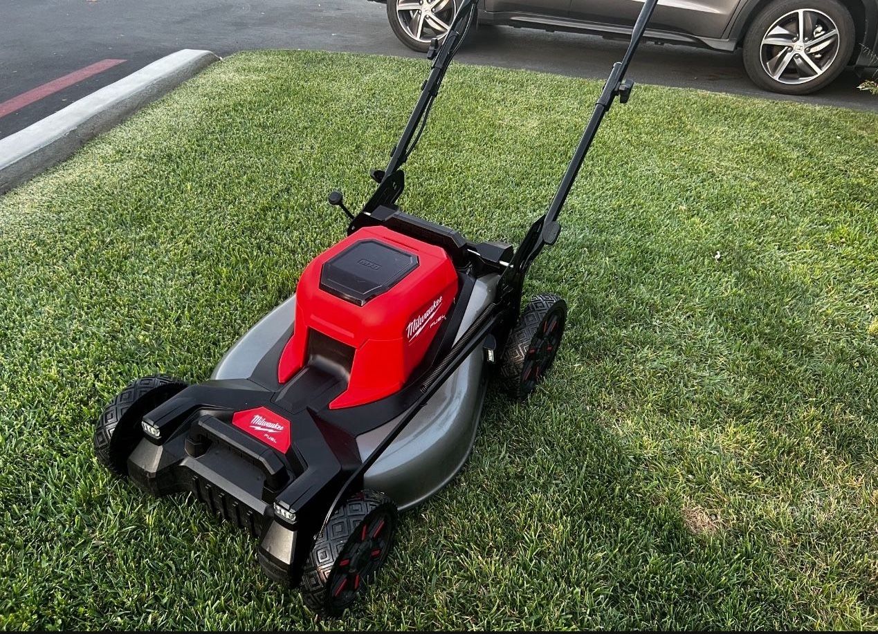 MILWAUKEE LAWN MOWER SELF PROPELLED M18 FUEL Brushless Cordless 21 in. Walk Behind No bag No Batteries (ONLY TOOL). NEW IN BOX
