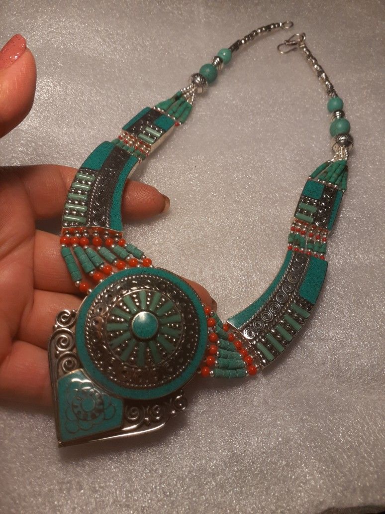 Brilliant Color And Absolutely Gorgeous Ladies Necklace.