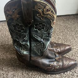 Cowgirl boots for rodeo season! Leather & handmade with gorgeous colorful designs. Amazing condition 