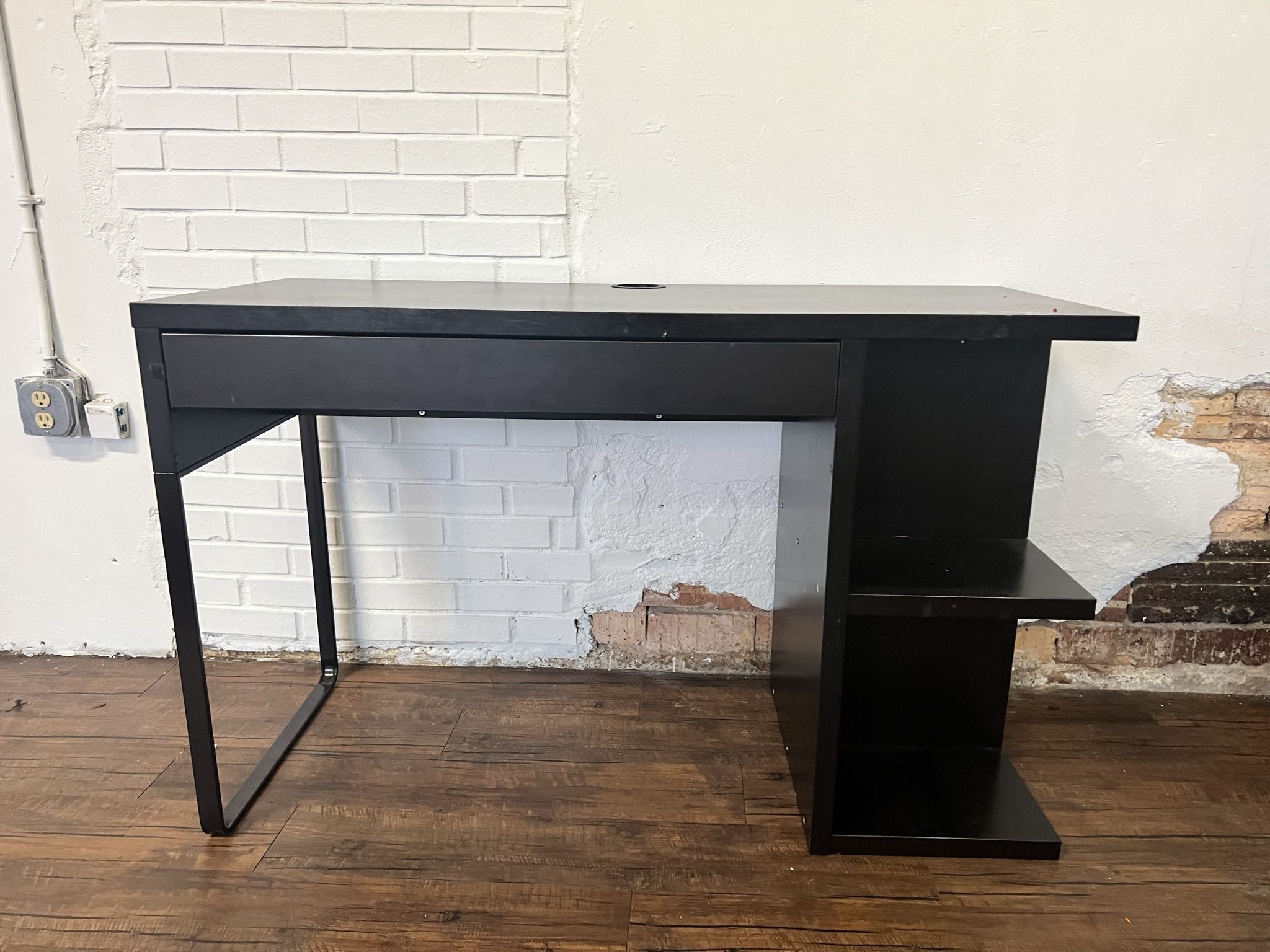 Ikea desk - Great Condition 