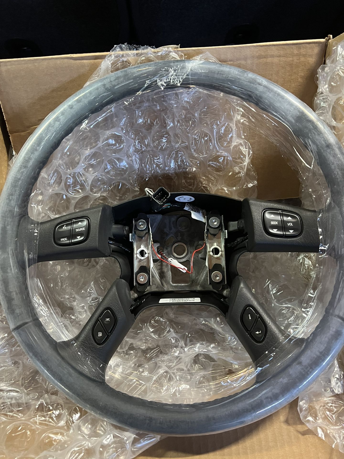 2005-2009 Silverado Sierra Tahoe Suburban Black Leather Steering Wheel 10364488