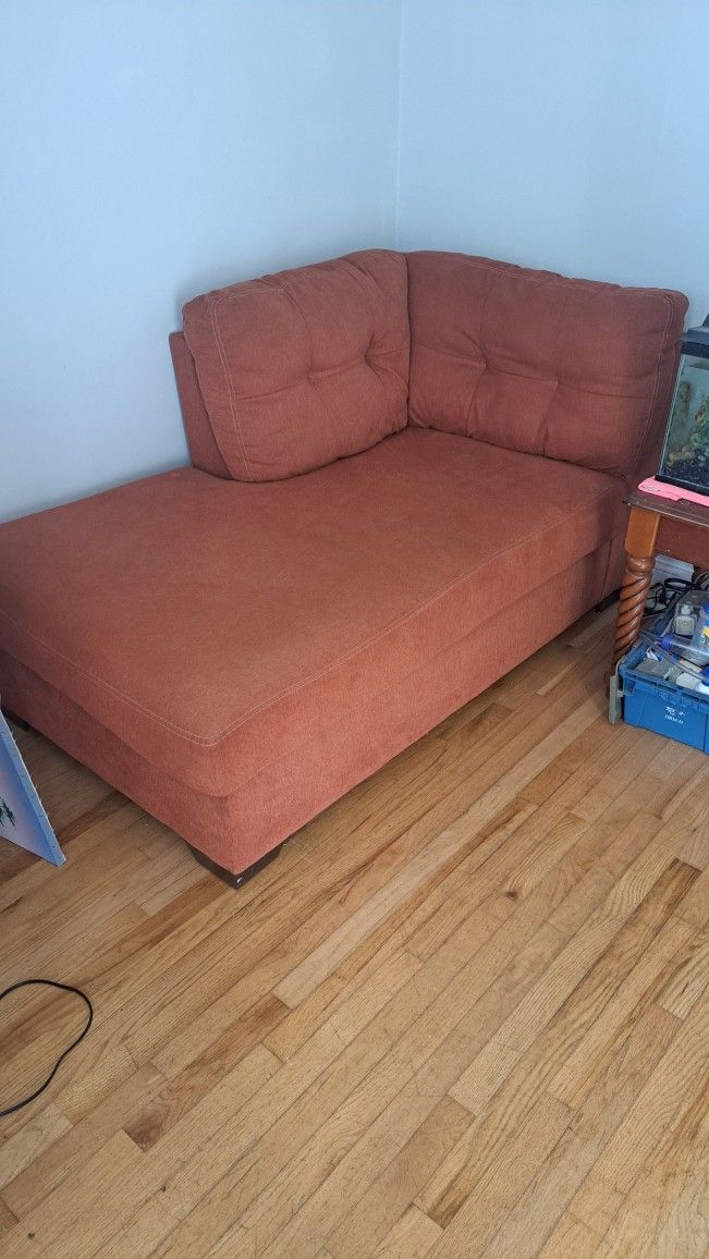 CHAISE LOUNGE