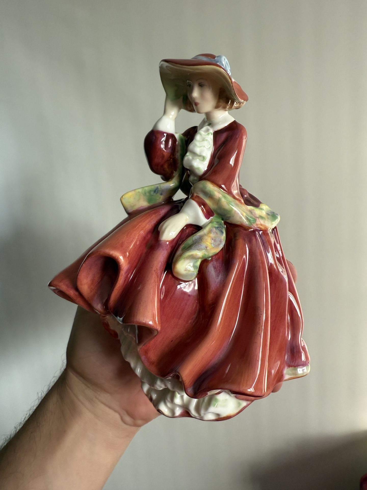 Royal Doulton Figurine - Top o' the Hill HN 1831 До