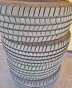 265/65/17Michelin vendo un set de llantas usadas excelente condiciones de vida las 4 ✅🤩I am selling a set of used tires, all 4 in excellent living co