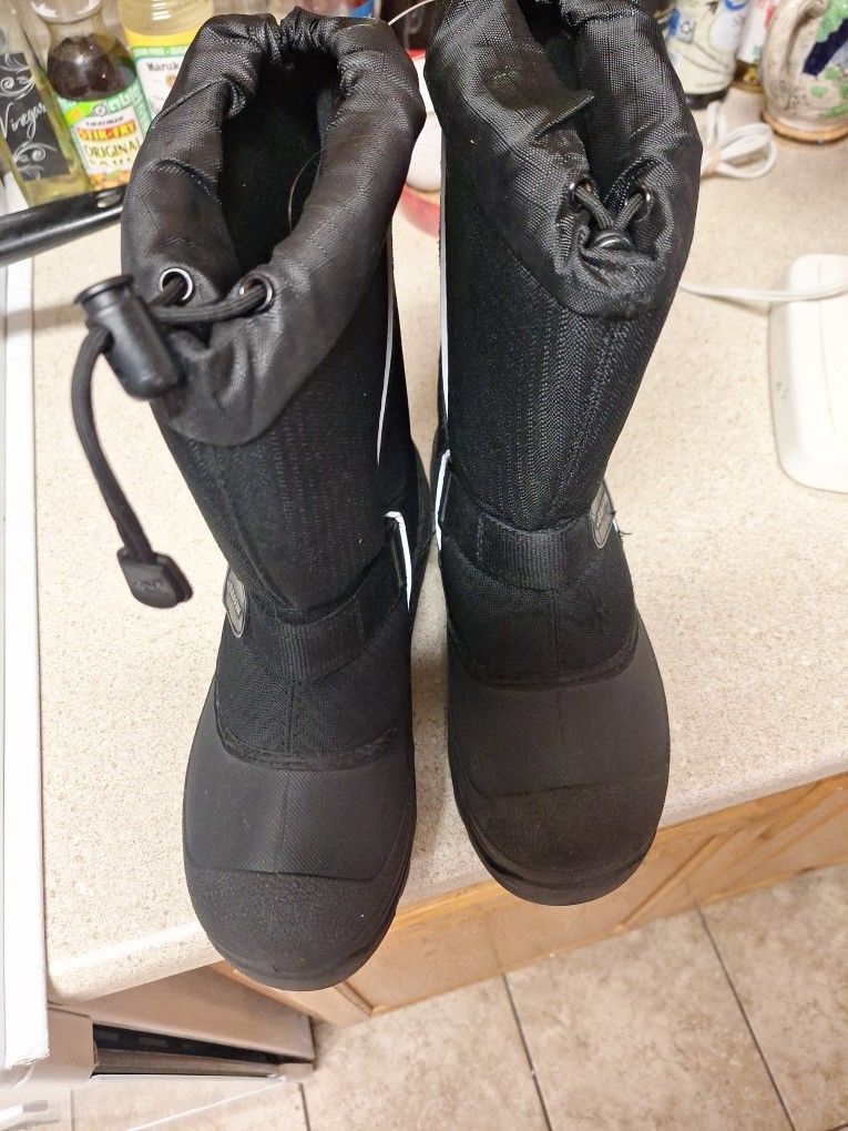 WEAR COUPLE TIME FOR MY DAUGHTER.  BAFFIN PROVEN TUBDRS INSULATED SNOW BOOTS  UNISEX  5. MEN'S. OR WOME'S  6.5.  $50  FIRM PRICE 