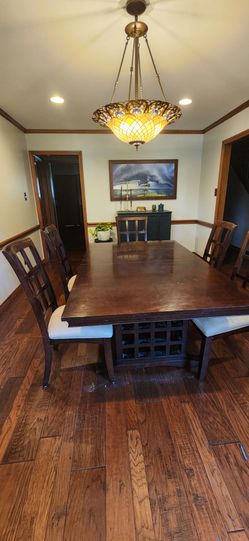 Dining Room Table + 7 chairs